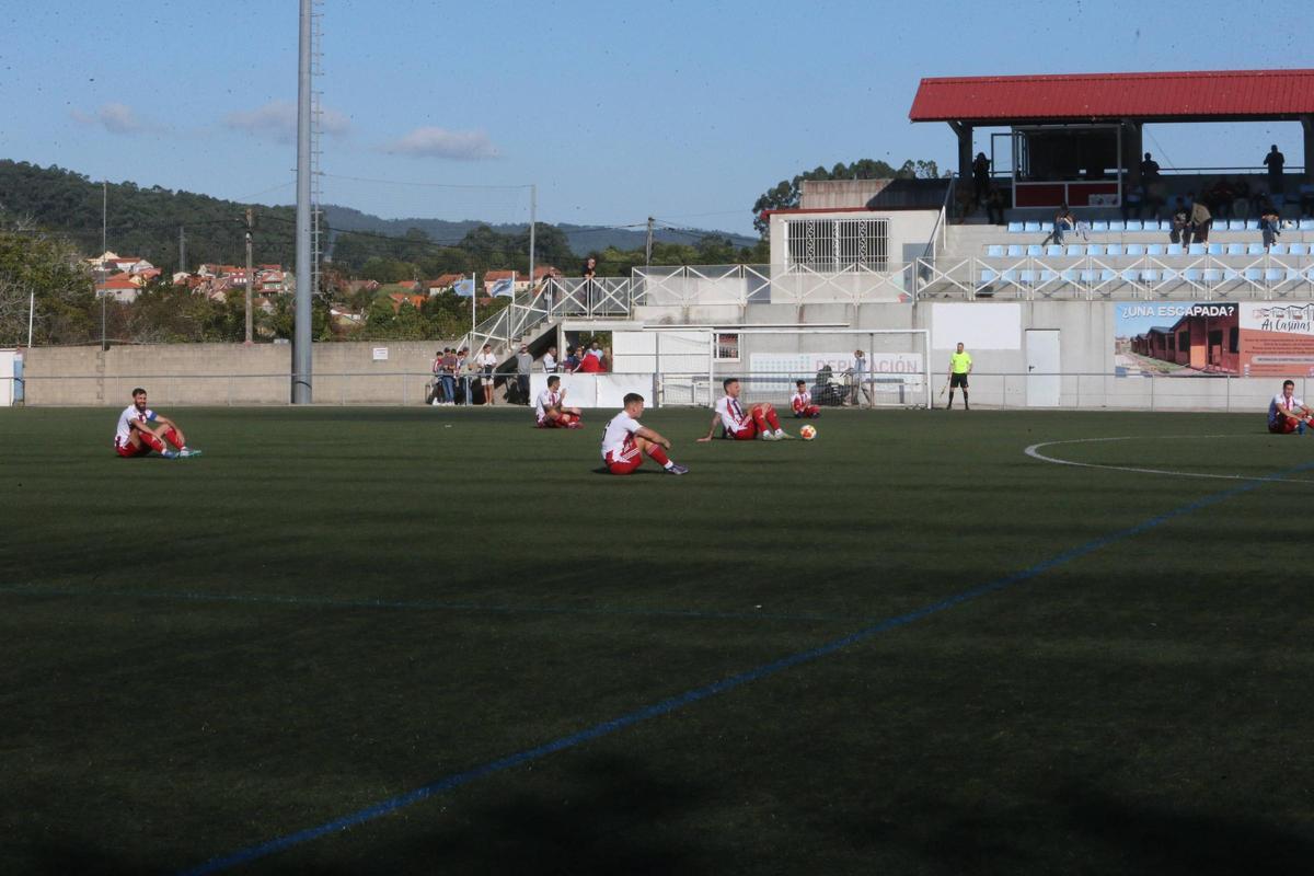 Los jugadores del Alondras hicieron una sentada al inicio del encuentro por el estado del campo de O Morrazo.