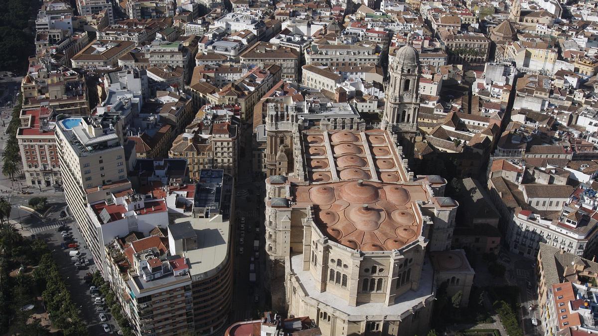 Vista aérea de la Catedral de Málaga con su cubierta al aire, desde donde se podrán ver los fuegos de la Feria de Málaga 2022.