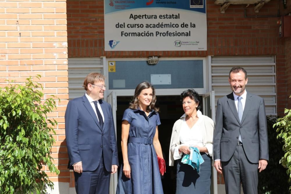 La Reina a su llegada a Elche junto a la ministra Celaá, Ximo Puig y Carlos González