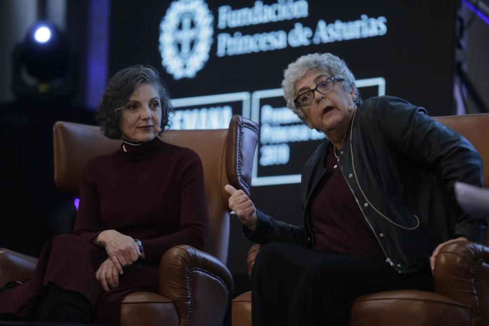 Acto de Sandra Myrna Díaz y Joanne Chory en Oviedo.