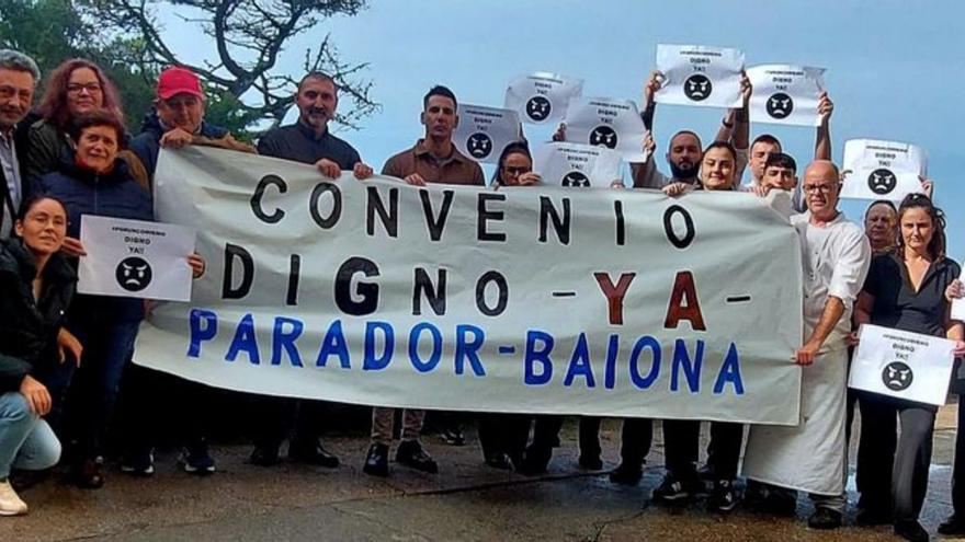 Protesta de los trabajadores del Parador de Baiona, ayer.