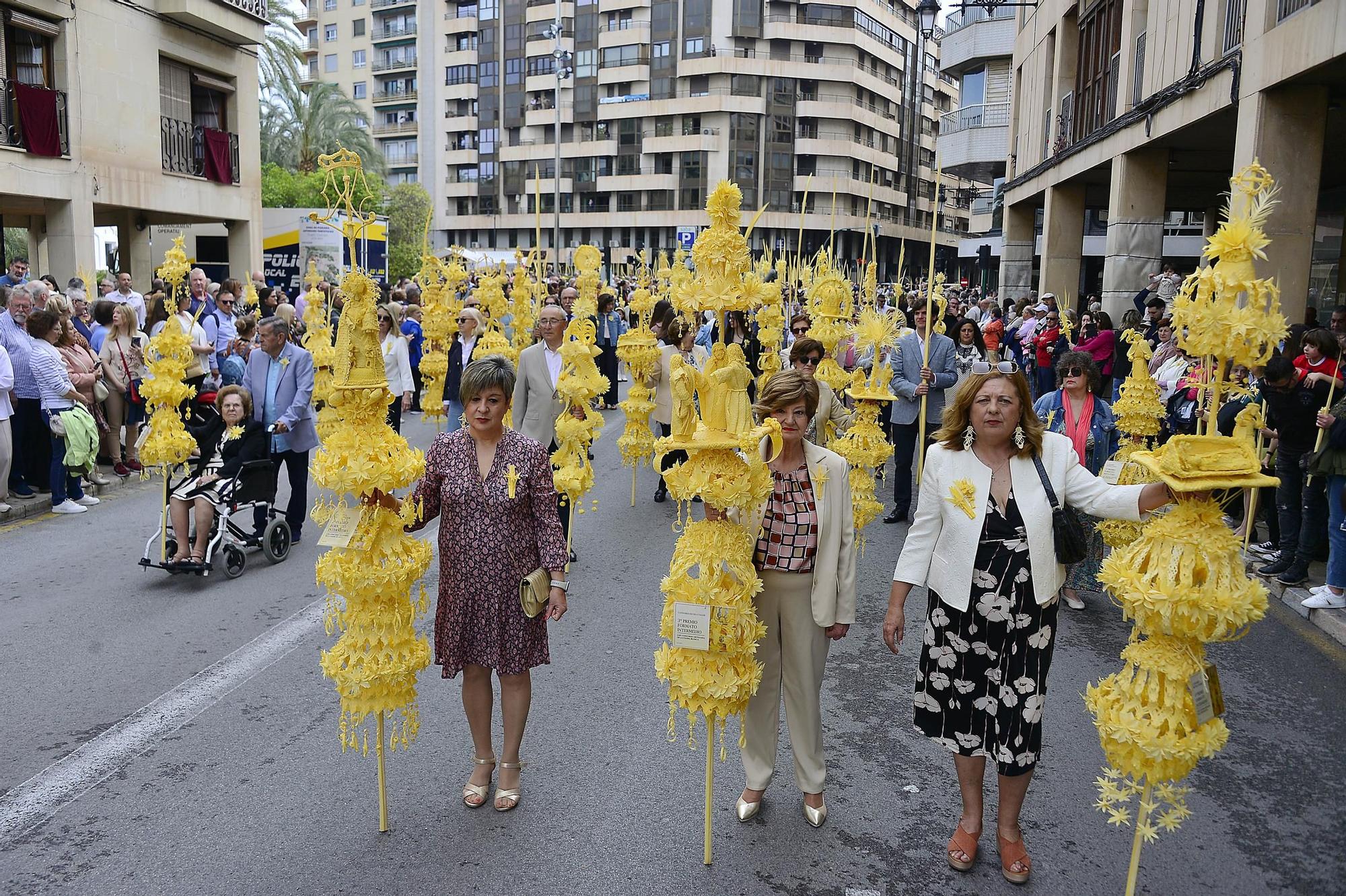 Miles de palmas protagonizan el Domingo de Ramos en Elche
