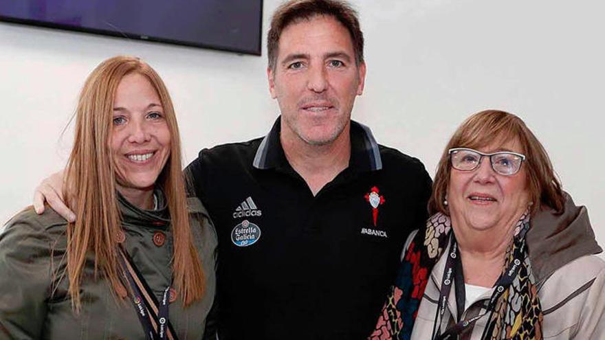 Eduardo Berizzo, junto a su hermana y su madre. // @RCCelta