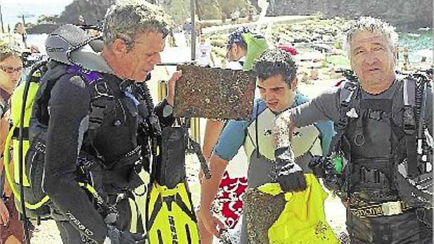 Alguns dels participants durant la jornada de neteja del fons marí a sa Palomera, a Blanes.