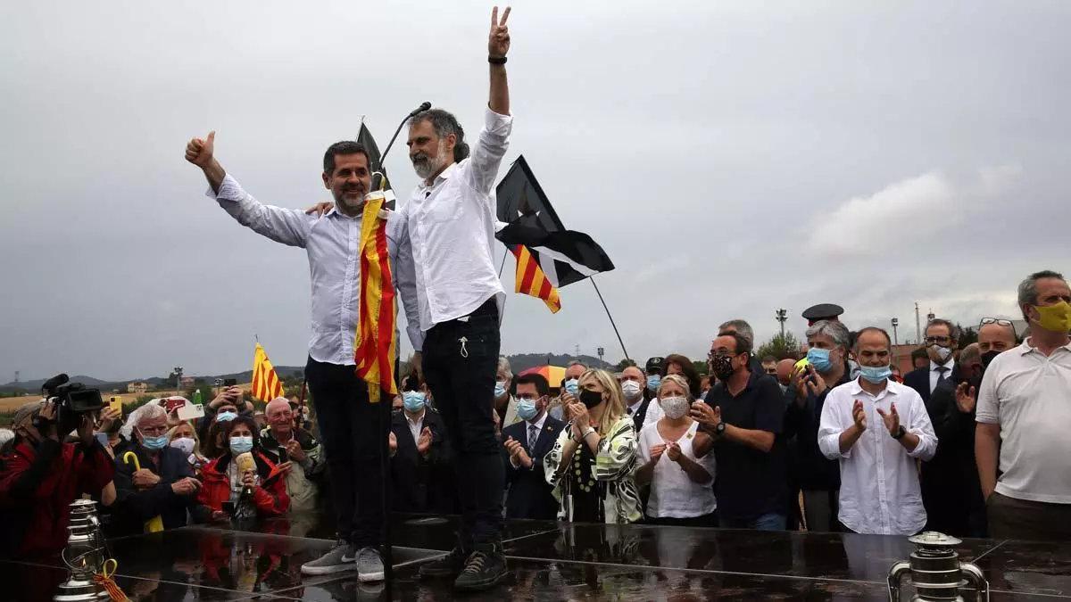Jordi Sànchez y Jordi Cuixart, a su salida de la cárcel.