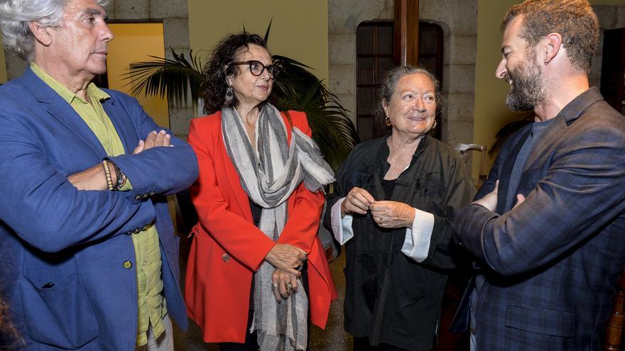 Diez escritoras marcan la senda de la remesa de la Biblioteca Básica Canaria