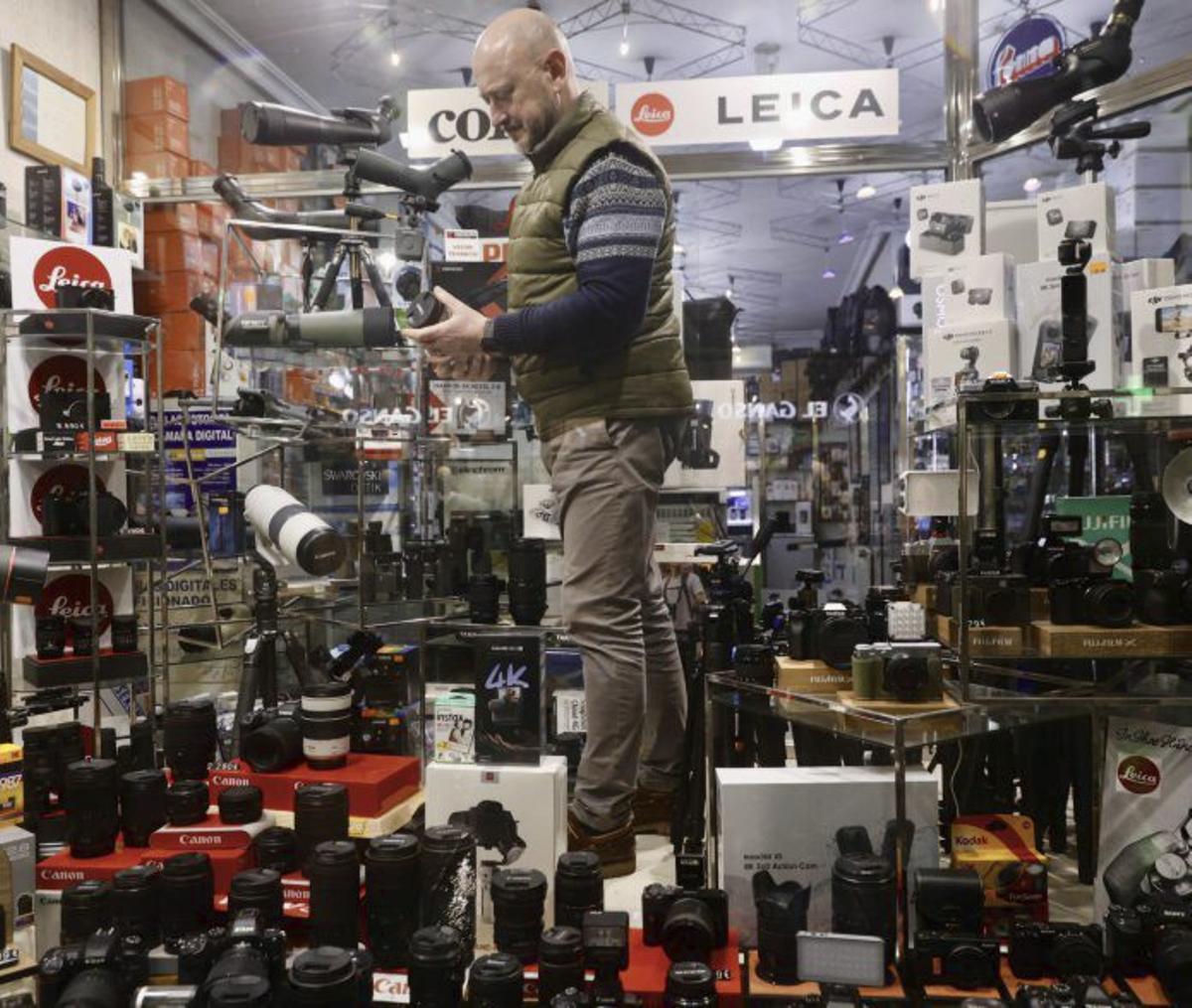 José Luis Valdés, colocando el escaparate de la tienda Fotocentro, ayer.