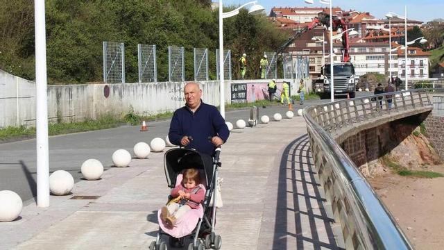 Nuevos paneles metálicos para evitar argayos en el paseo marítimo.
