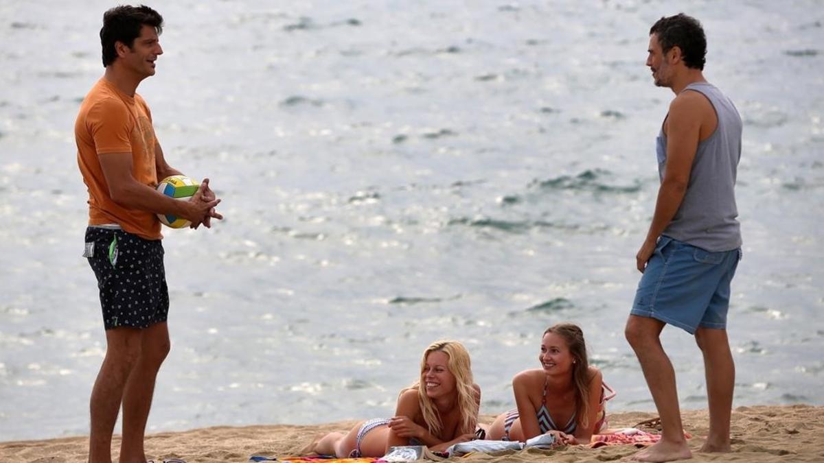 Joel Joan y Julio Manrique, en el rodaje de la segunda temporada de 'El crac' en la playa de la Nova Mar Bella