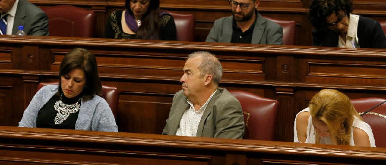 La mayoría de los diputados de Podemos durante la intervención de Fernando Clavijo, ayer.