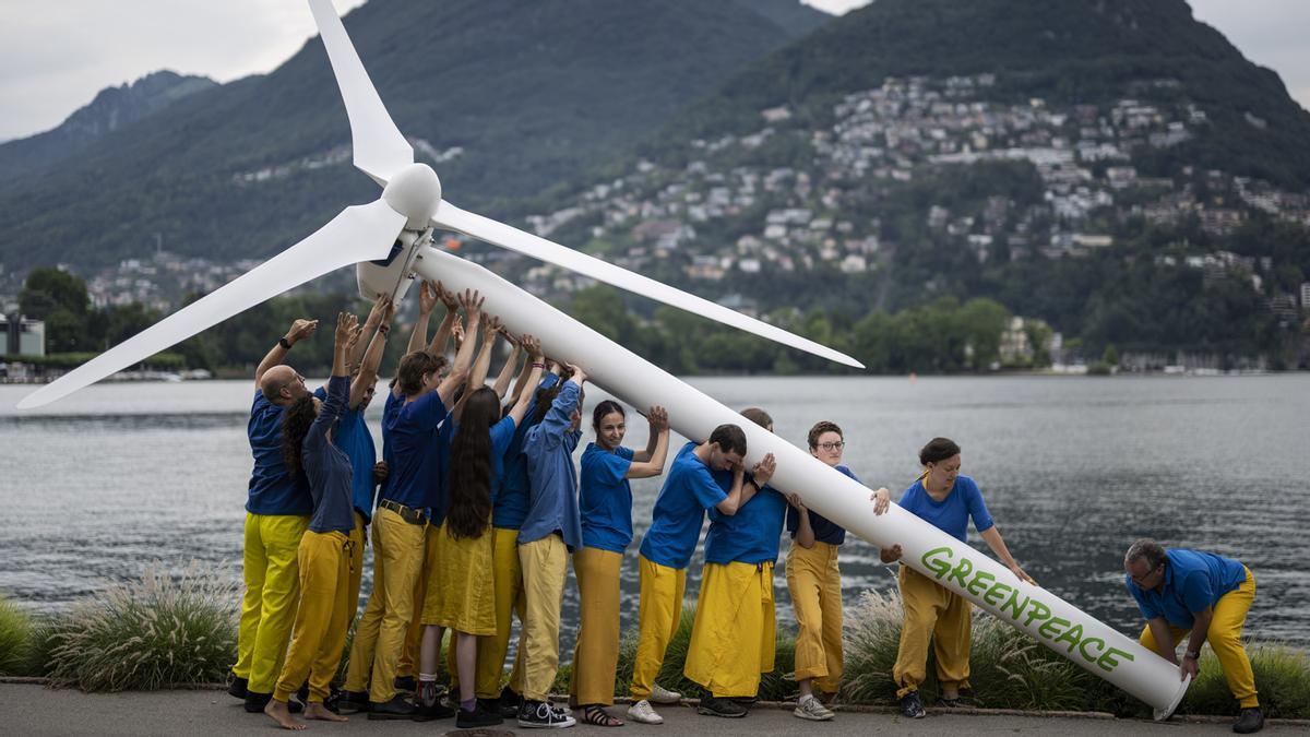 Activistas de Greenpeace en una acción climática.