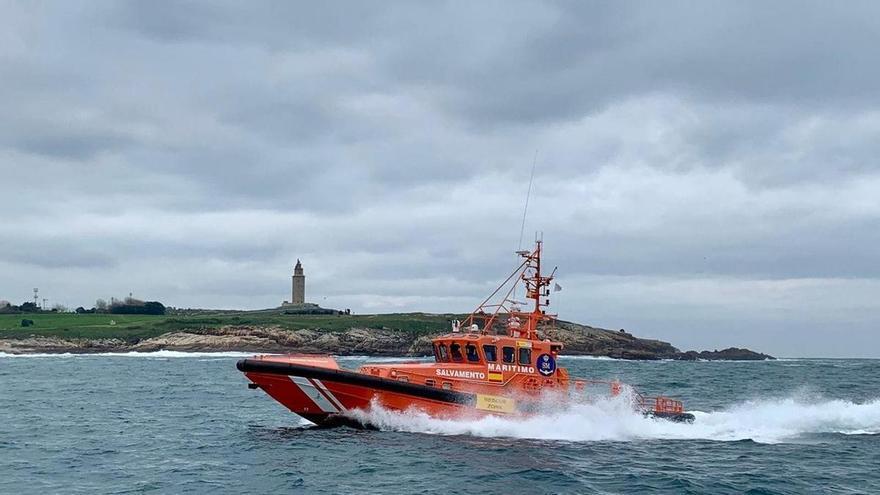Salvamento Marítimo rescata un pesquero a la deriva cerca de la Torre de Hércules de A Coruña y lo remolca al puerto
