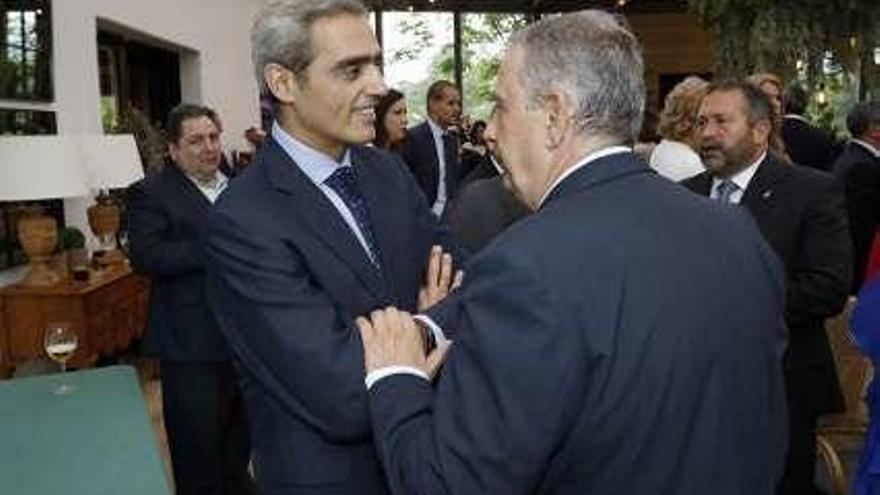 Belarmino Feito, presidente de FADE, tercero por la izquierda, en su mesa junto a Adolfo Menéndez, Adriana Orozco, Carlos Paniceres, Eva Pando, Félix Baragaño, Paz Miguel, Pedro Sainz de Baranda y Romualdo Alvargonzález.