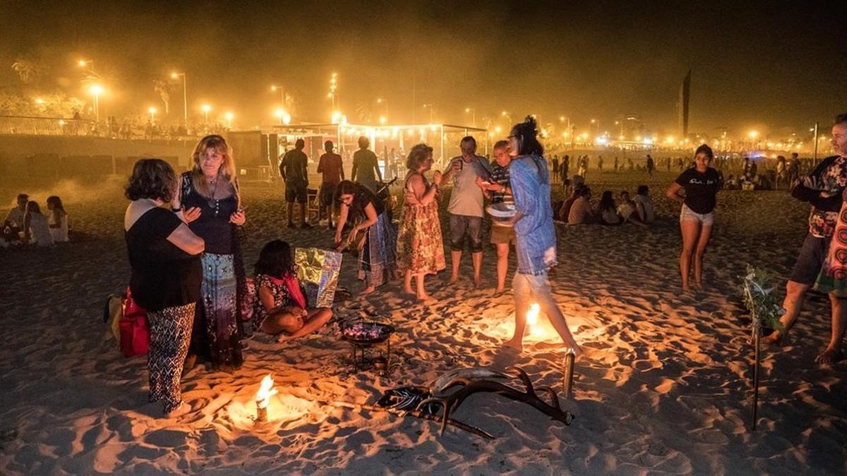 Las playas barcelonesas recibieron este Sant Joan a 59.000 personas. En la foto, una hoguera en la playa de Bogatell.