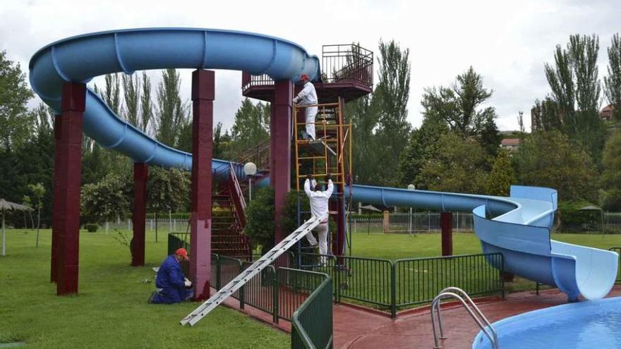 Tobogán de las piscinas municipales, que serán mejoradas con fondos municipales. Foto L. O. Z.