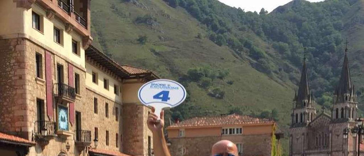 Un grupo de excursionistas en Covadonga.