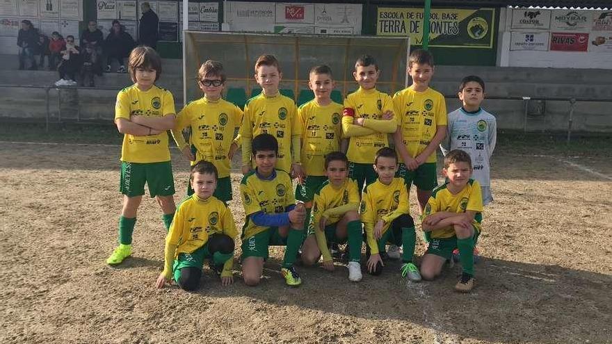 Formación del equipo benjamín de la Escola de Fútbol Base Terra de Montes.