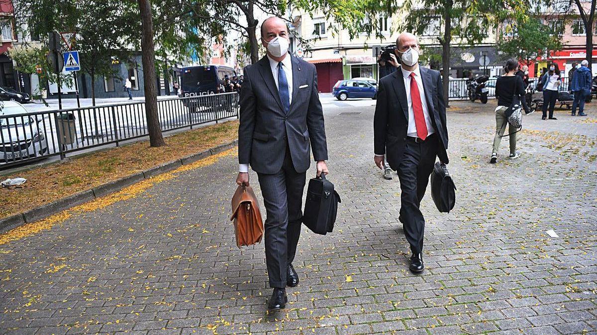 Los abogados de los Franco, Luis Utrera Molina (izq.) y Antonio Gil, a la entrada del juzgado.