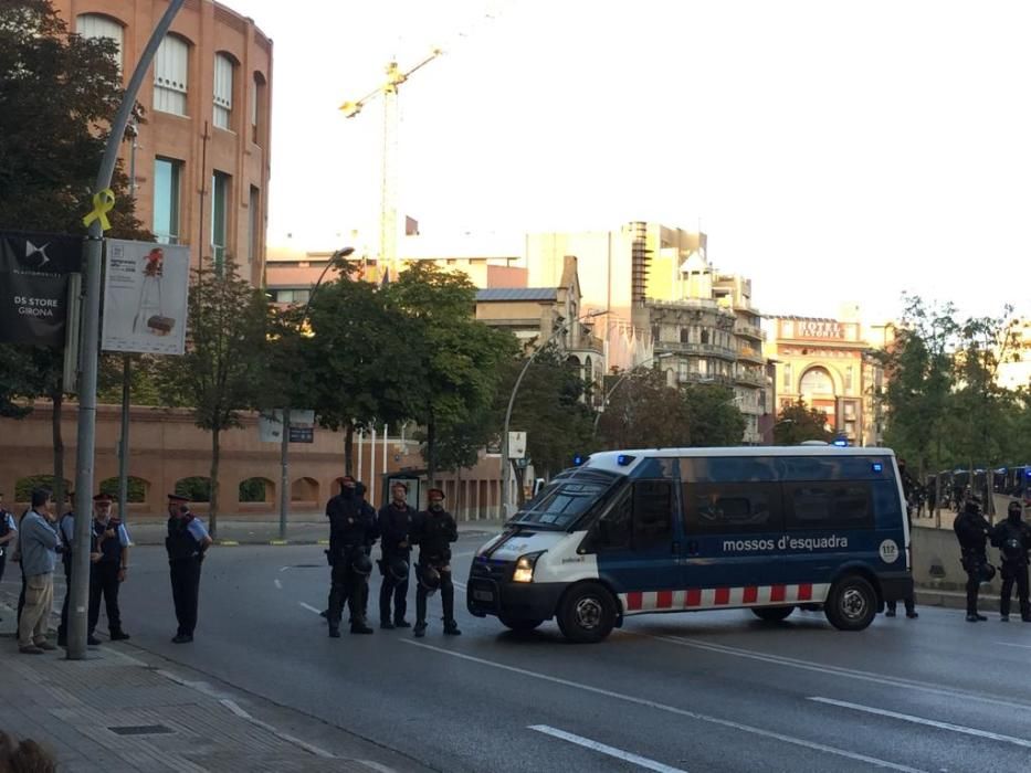 1-O a Girona: Multitudinària manifestació davant la subdelegació del Govern