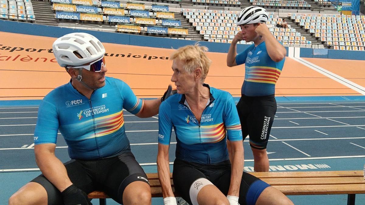 Rubén Capdevila y Rosa Sansaloni de Tavernes de la Valldigna cambian impresiones, tras un entrenamiento en pista
