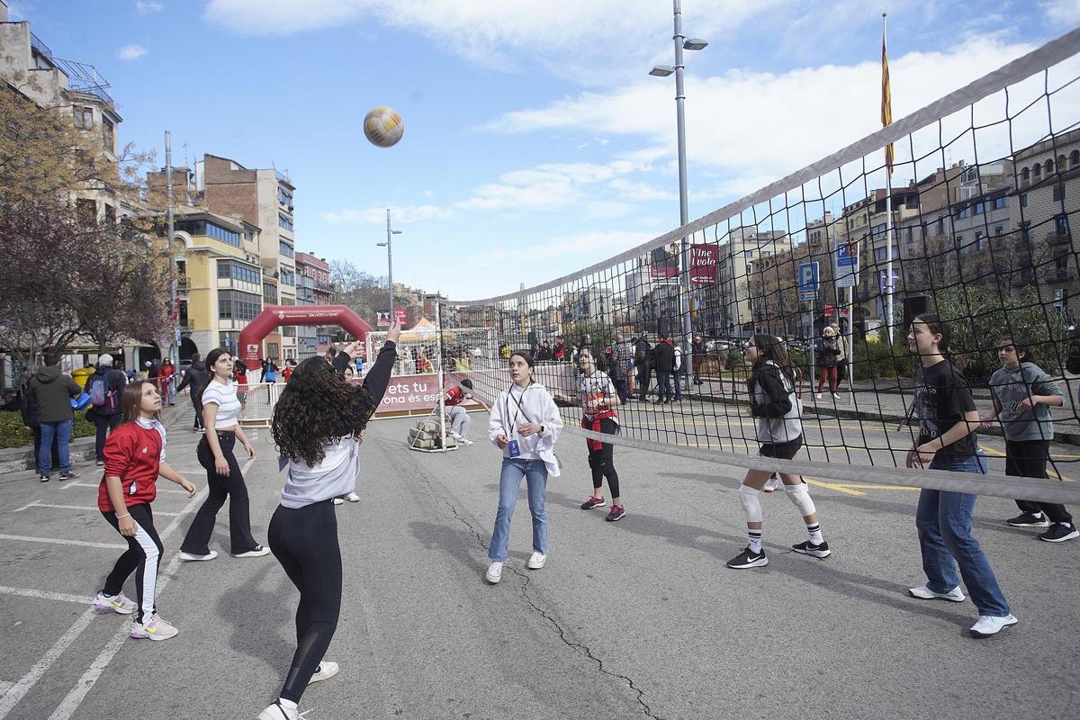 Un grup de noies jugant a vòlei en plena plaça Catalunya en l'edició de 2024