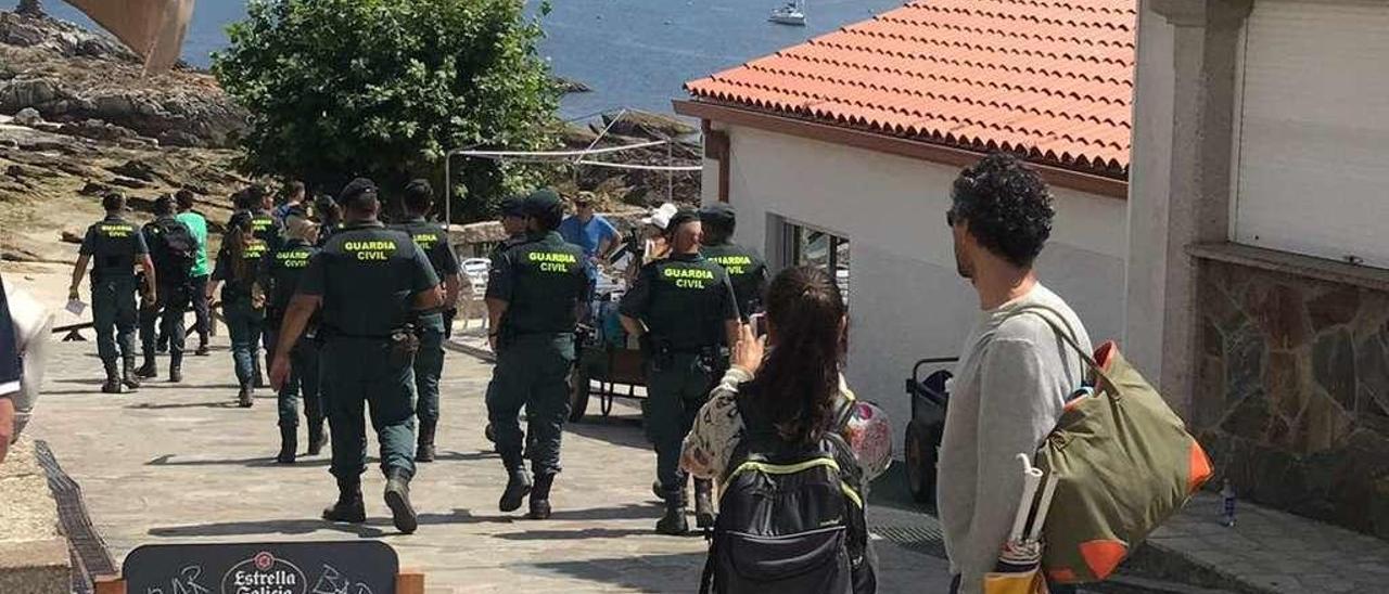 Imagen de archivo de guardias civiles en uno de los últimos operativos de seguridad ciudadana en la isla de Ons. // FDV