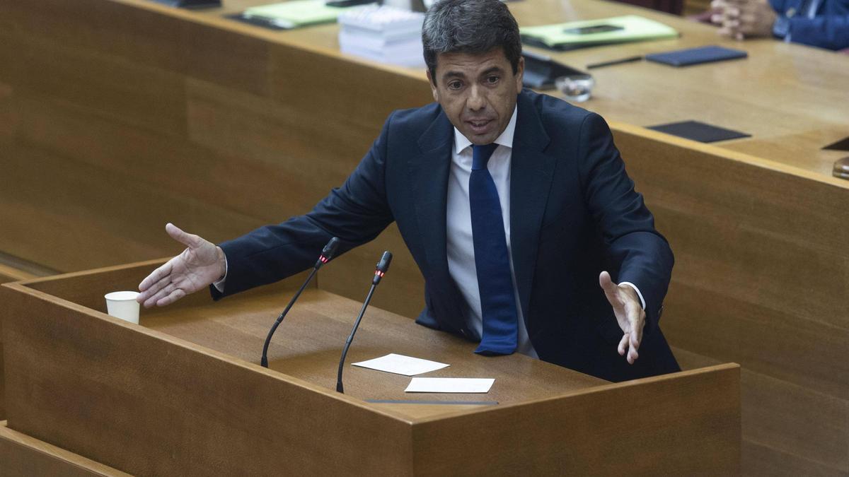 Carlos Mazón en una sesión de control en las Corts.