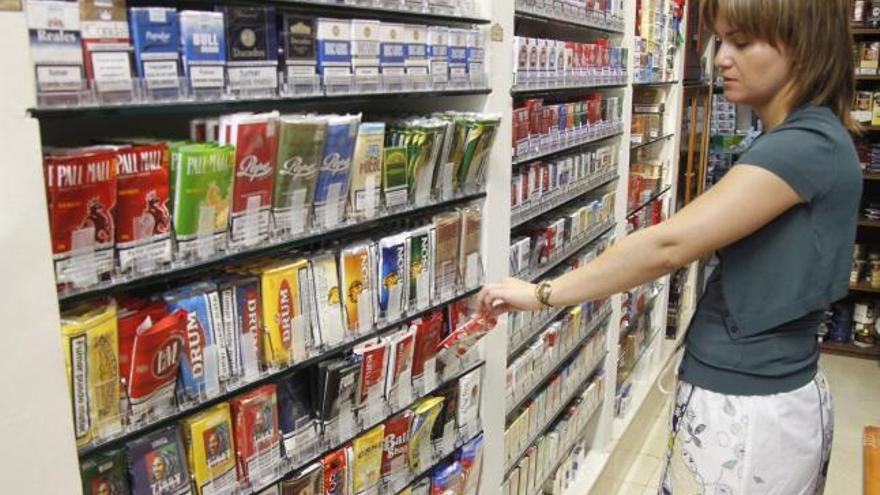 Una mujer observa las distintas marcas de tabaco de liar.