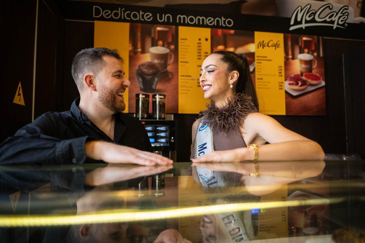 Visita de la candidata a reina de McDonald's y El Día a uno de los restaurantes