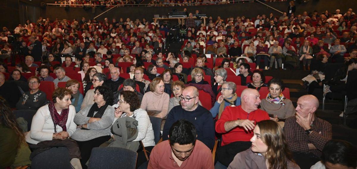 Las murgas llenan de música, humor, disfraces y crítica el Pazo da Cultura | RAFA VÁZQUEZ