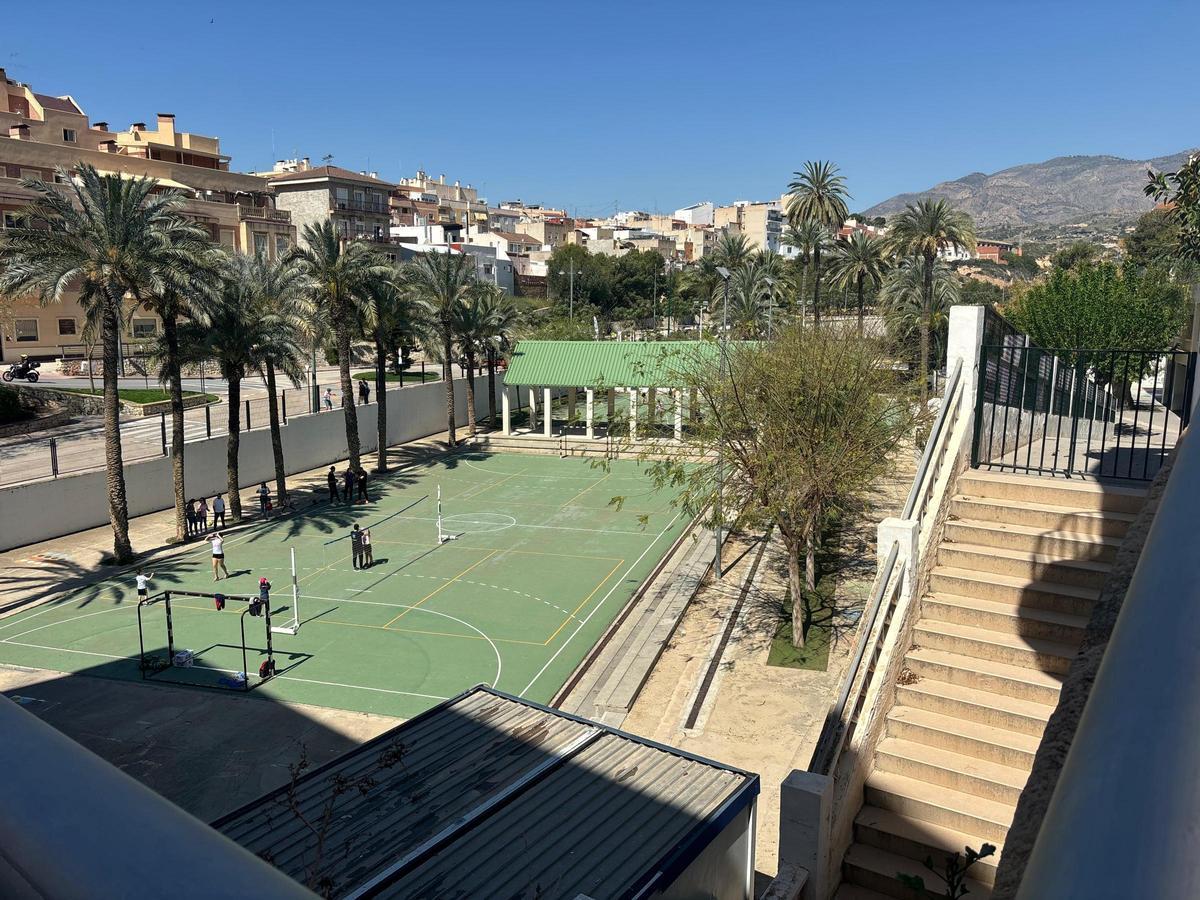 Patio del colegio Escoles Noves, uno de los afectados según Acord Per Guanyar