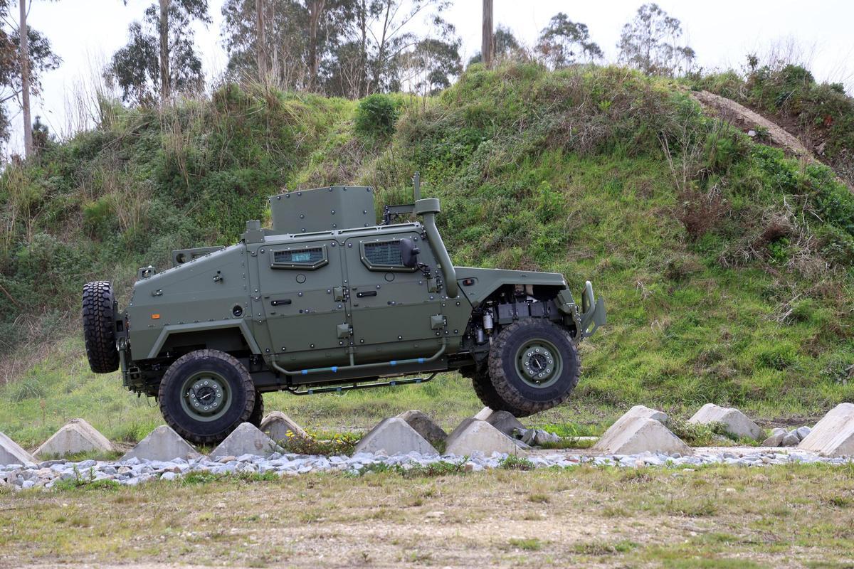 Un blindado en el circuito de pruebas de Urovesa en Valga
