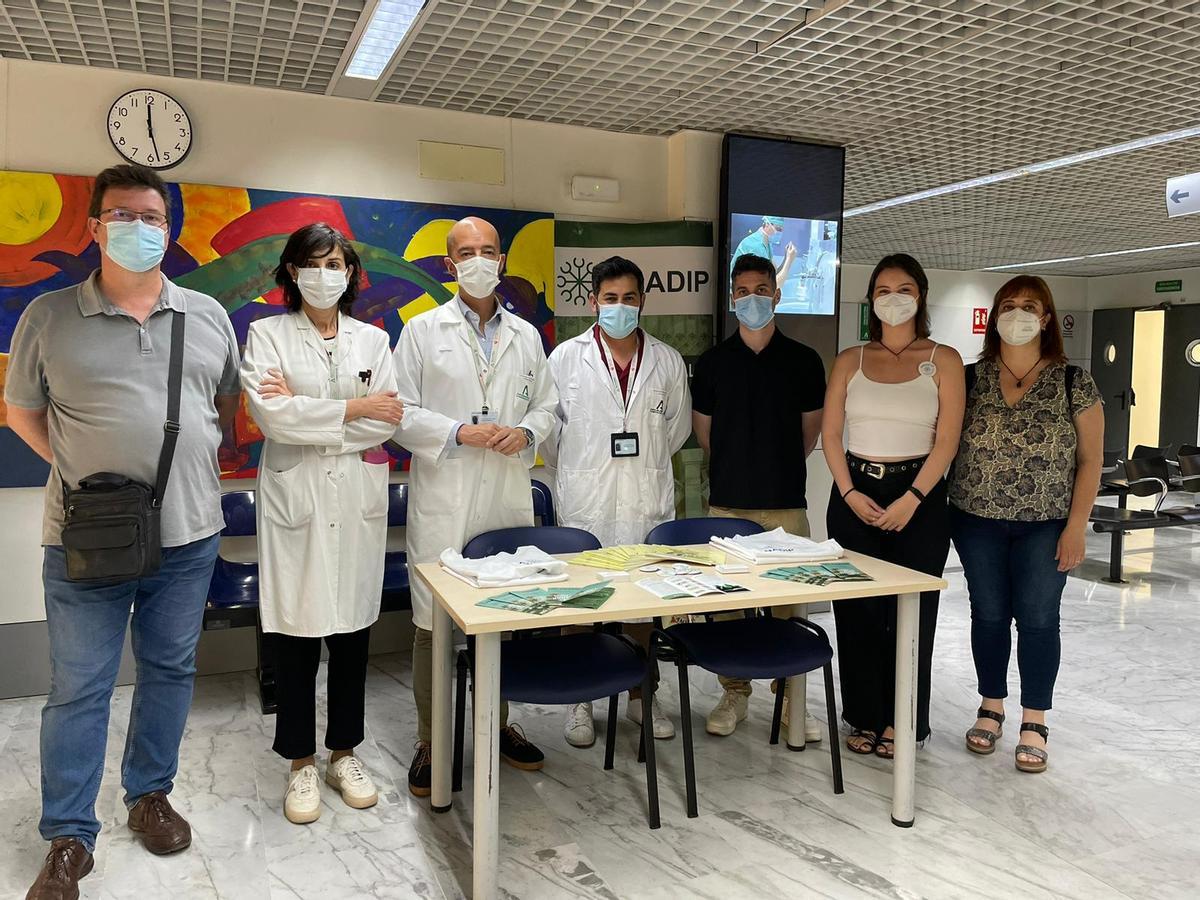 Representantes de la asociación Anadip, con responsables de la Unidad de Inmunología del hospital Reina Sofía.
