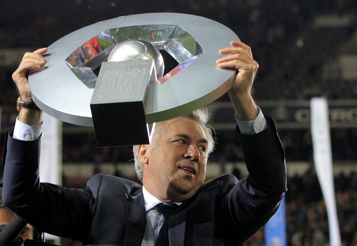 Carlo Ancelotti levanta el trofeo de la League 1 tras ganar el campeonato galo con el PSG en 2013.