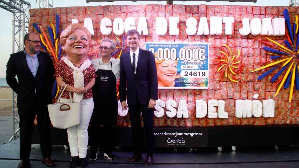 Christian Escribà presenta la coca de Sant Joan más grande del mundo. En la foto, el director de Loteria de Catalunya, Jaume Torrabadella, la Grossa, Escribà y el presentador Marc Giró, en la presentación de la coca.
