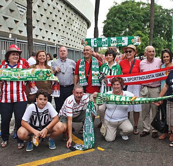 Miembros de la peña Isma y aficionados del Betis celebrando el ascenso de 2016 junto al Villamarín.
