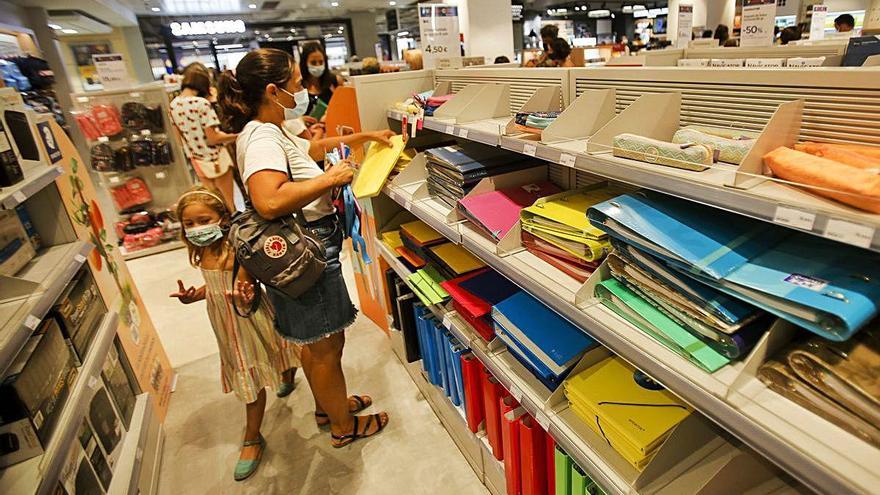 Últimas compras de material escolar en un centro comercial de València.