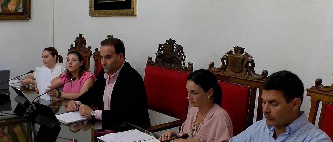El nuevo alcalde de Priego, Juan Ramón Valdivia, preside el pleno extraordinario.