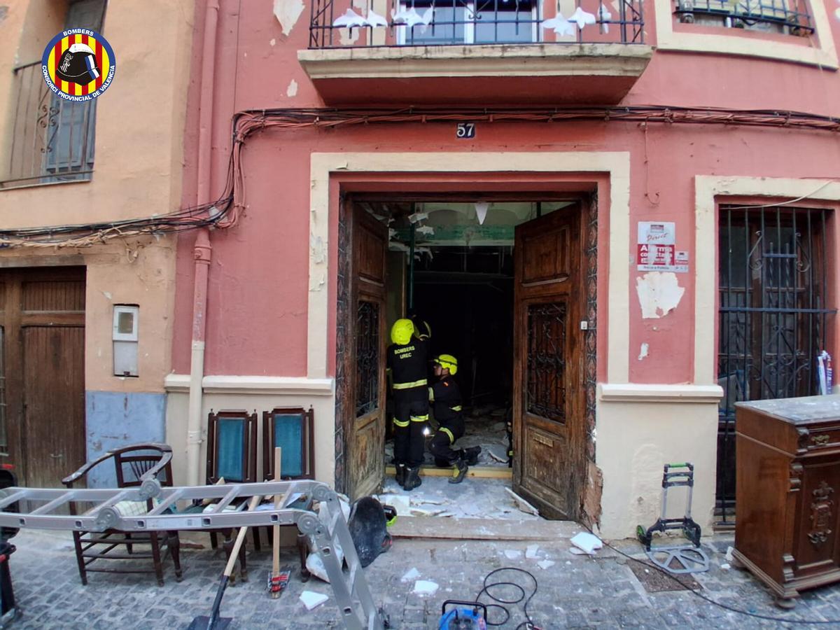 Los bomberos (UREC) actuando en la casa.
