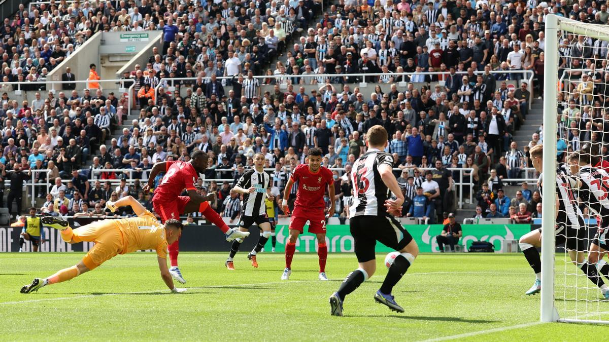 Naby Keïta anotando frente al Newcastle