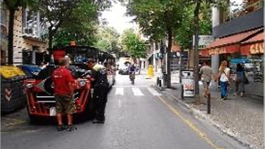 El trenet va quedar aturat una estona al carrer després de l&#039;accident.