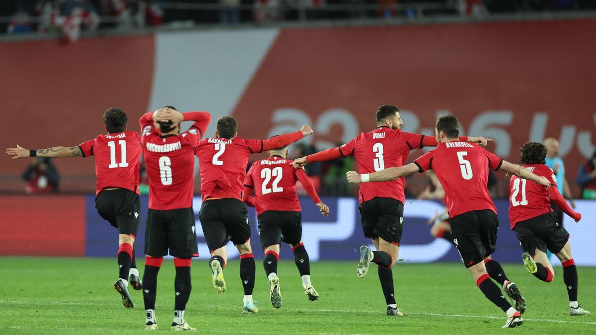 Euforia entre los jugadores de Georgia tras el penalti transformado por Kvekveskiri.