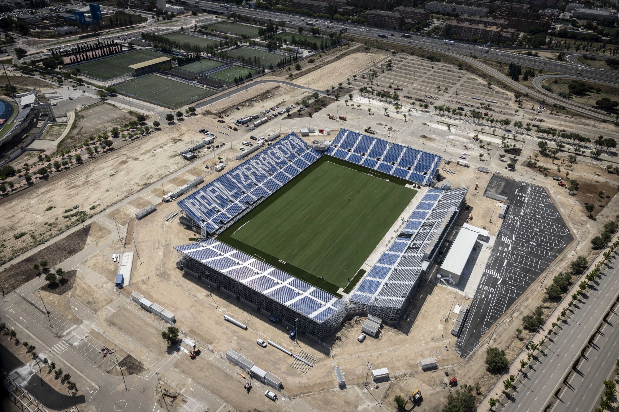 REPORTAJE AEREO CON LA POLICIA - VISTA AEREA DE ZARAGOZA - ESTADIO MODULAR DE LA ROMAREDA
