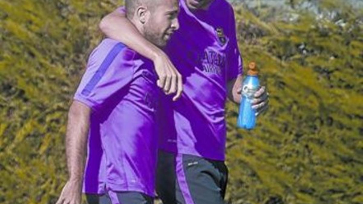 Piqué bromea con Alba, ayer antes de empezar la sesión de entrenamiento en la ciudad deportiva.