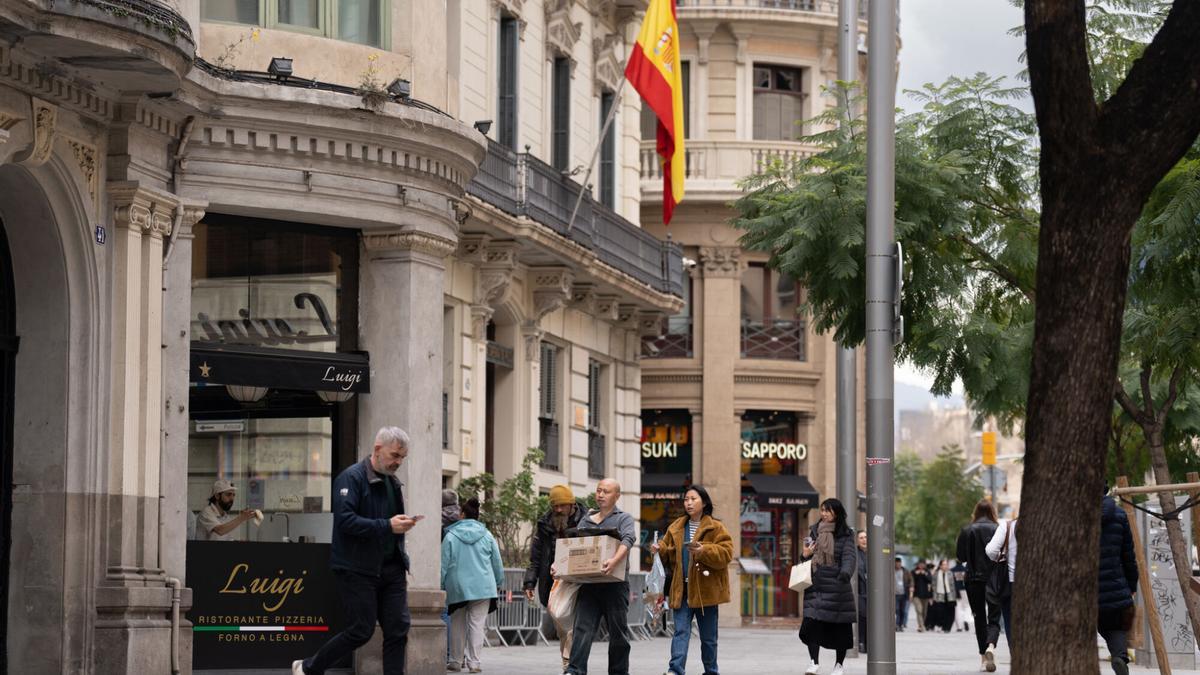 Varios peatones pasan ante la sede de la Jefatura Superior de Policía en la Via Laietana, hace unos días.ya (España). POLITICA David Zorrakino - Europa Press