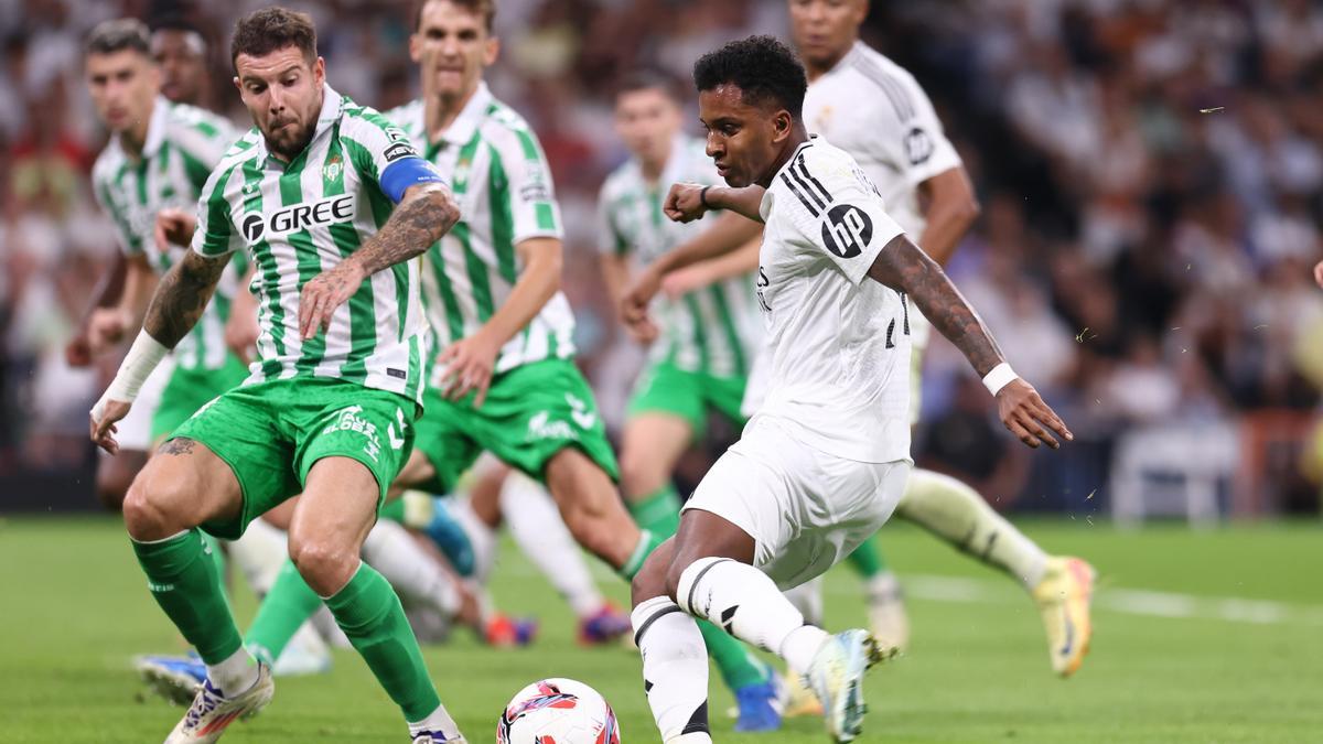 Aitor Ruibal, capitán del Betis, defiende una acción ante Rodrygo en el partido de la jornada 4 de LaLiga EASports entre Real Madrid y Real Betis.