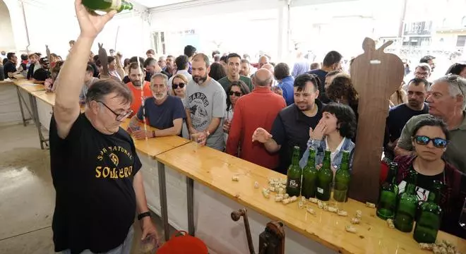 A Estrada inicia hoy en el Novo Mercado la venta de vasos para la Feira da Sidra