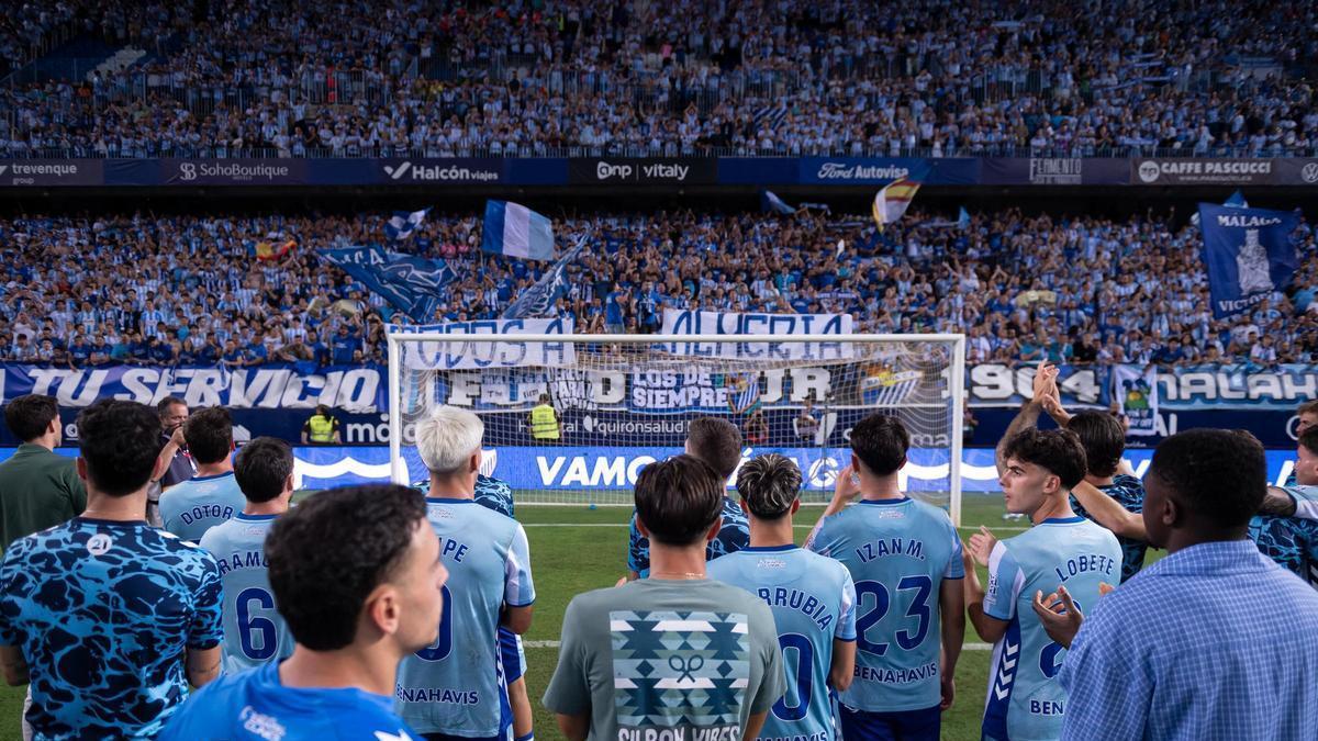 Los jugadores del Málaga y sus aficionados