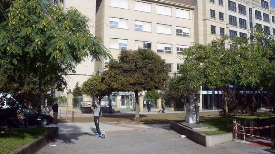 Zona del parque infantil de Barcelos que podrá utilizar el centro escolar. // R.V.