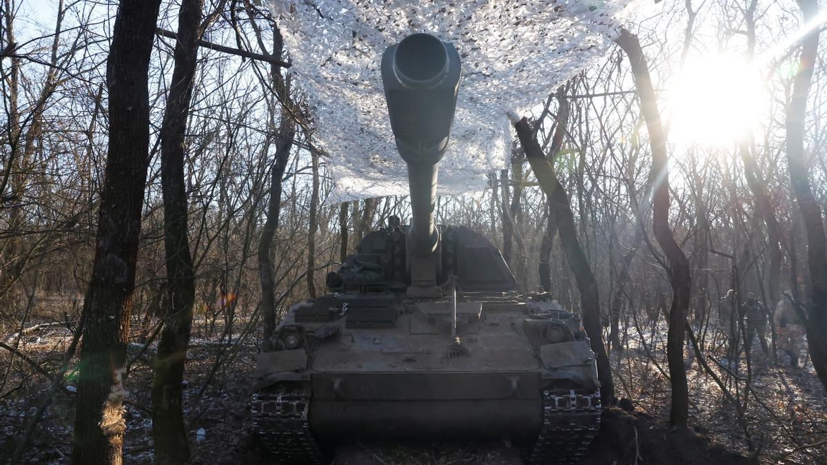 Ukrainian military operating German howitzer, Panzerhaubitze 2000, near Soledar